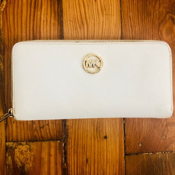 Michael Kors Handbags - ✨HOST PICK✨ Michael Kors White Leather Wallet